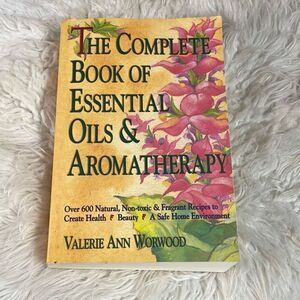Complete Book Of Essential Oils and Aromatherapy Valeria Ann Worwood 423 pages
